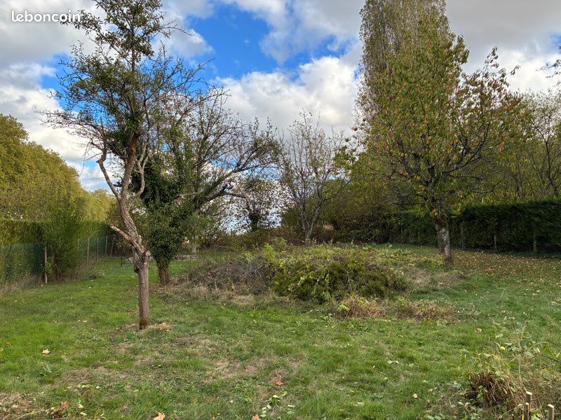 Terrain constructible de 809m2 à Gazeran · 198 200 €