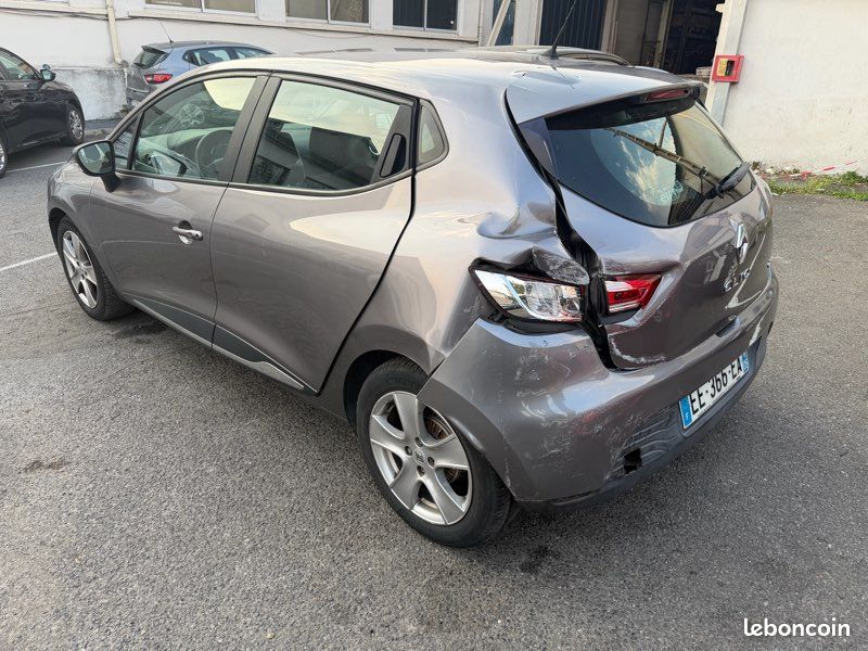 Clio 4 1,5 dCi 90cv accidentée boîte auto (image 3)