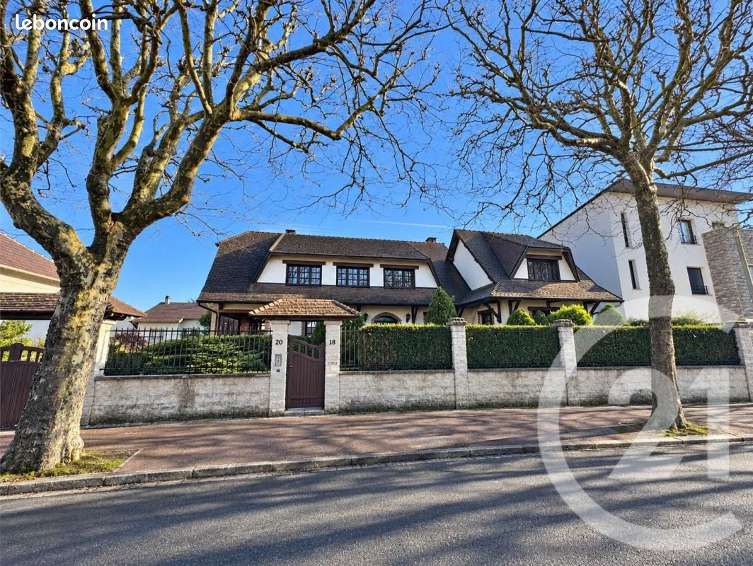 Maison 11 pièces 250 m² · à Livry-Gargan · 250 m² · 479 000 €