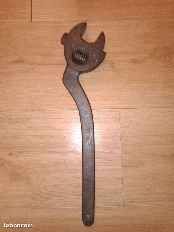 Ancienne grande clé à molette coudée (image 1)