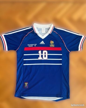 Maillots vintage football et vestes retro. Mode casual
