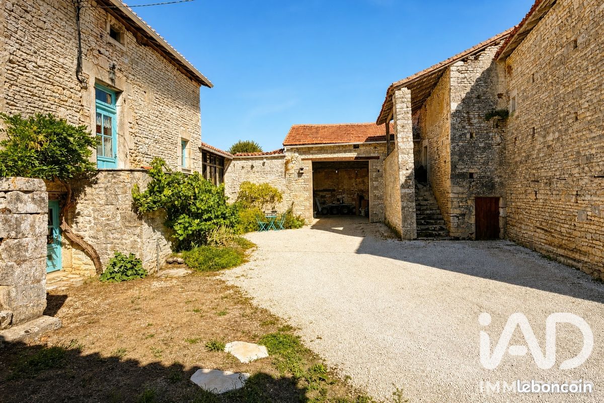 Maison 5 pièces 153 m² · à Mouton · 153 m² · 220 000 €