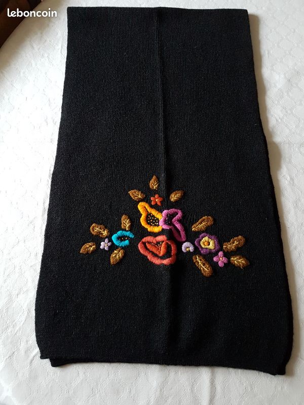 Echarpe noire PRINTEMPS avec broderie (image 1)