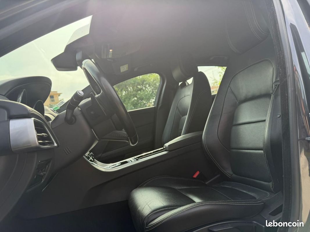 JAGUAR XE 2.0 D - 180 - BVA - AWD BERLINE R-Sport PHASE 1 (image 14)