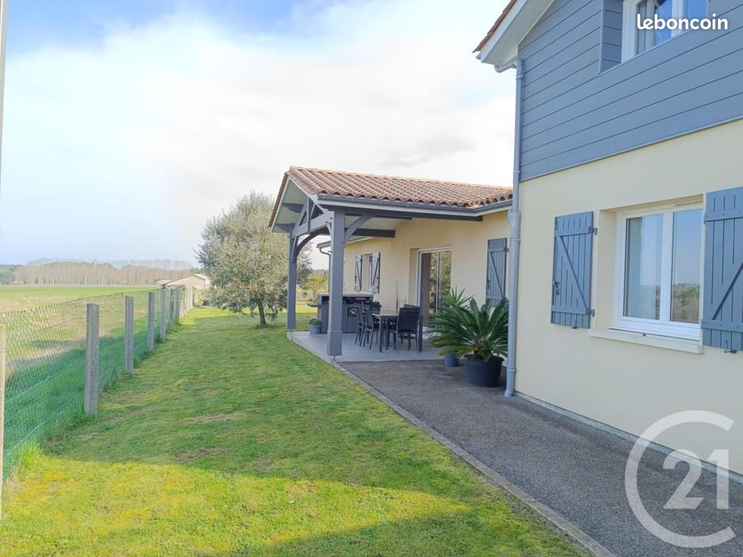 Maison 8 pièces 144 m² · à Bayas · 144 m² · 250 000 €
