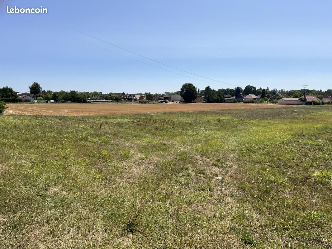 Terrain 1 090 m² Villemoyenne · 75 000 €