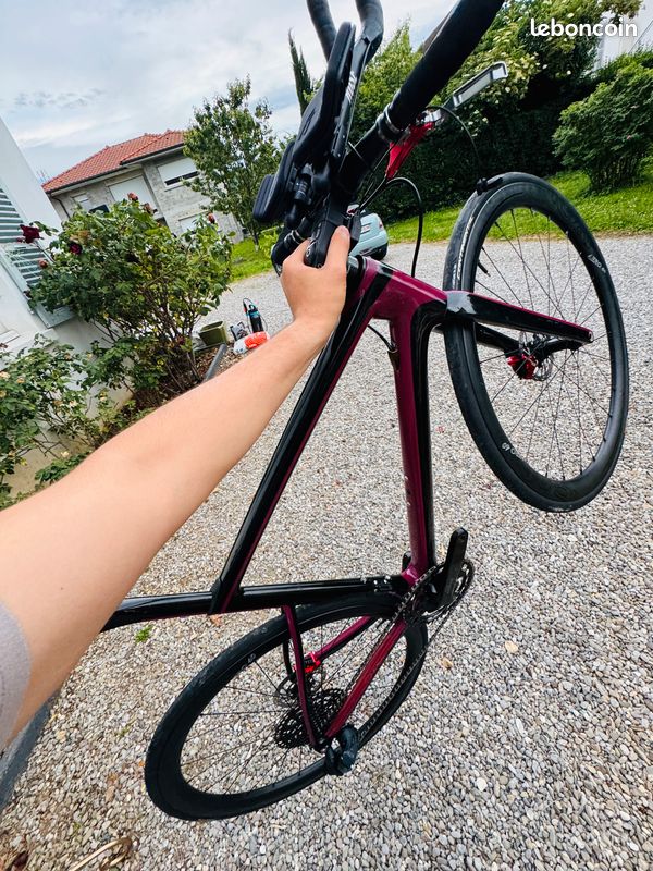 Vélo de Triathlon Route – Full Carbone – SRAM Force AXS – Roues