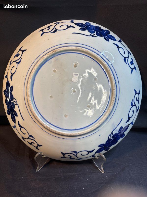 Important plat en porcelaine japonaise Arita (imari) décoré d'oiseaux