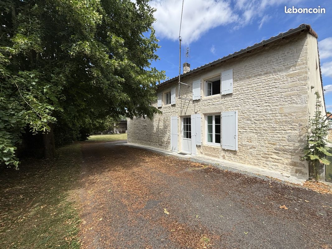 Maison 6 pièces 240 m² · à La Foye-Monjault · 240 m² · 295 000 €