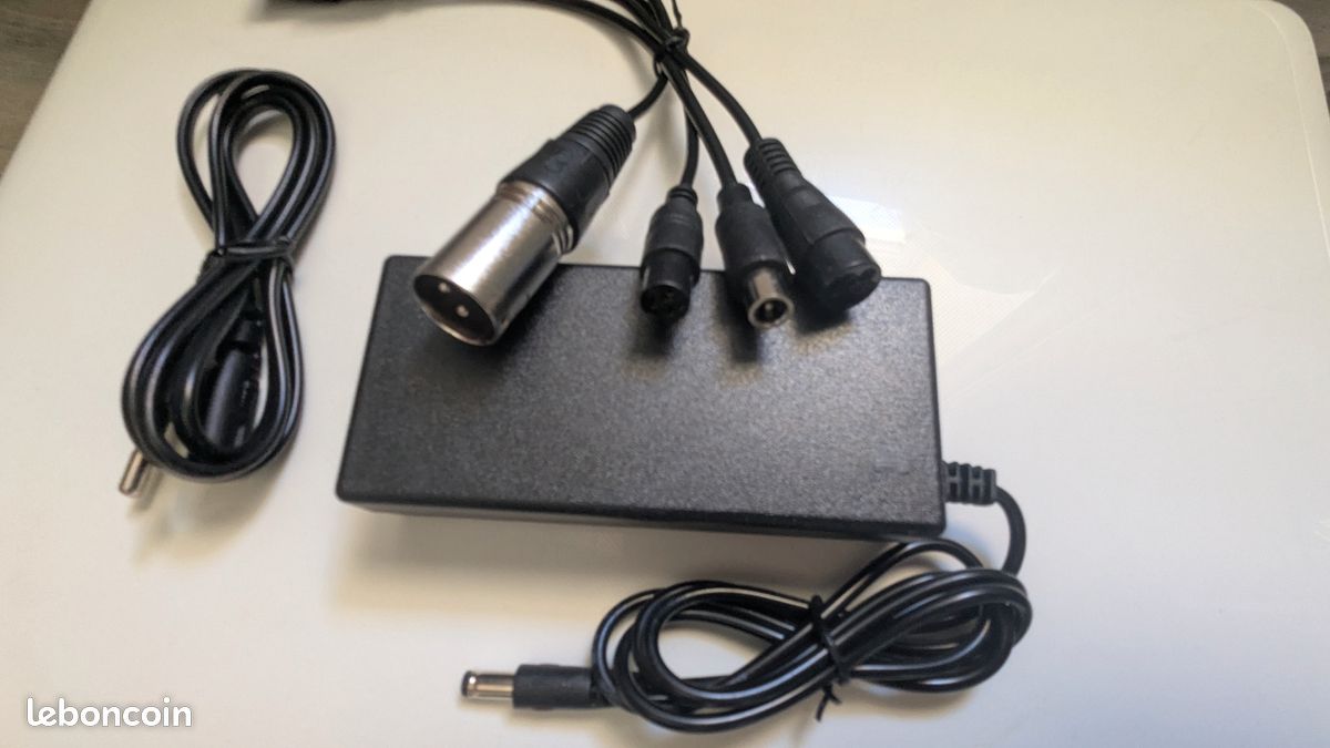 Chargeur Universel pour trottinettes et vélos électriques 42V 2A