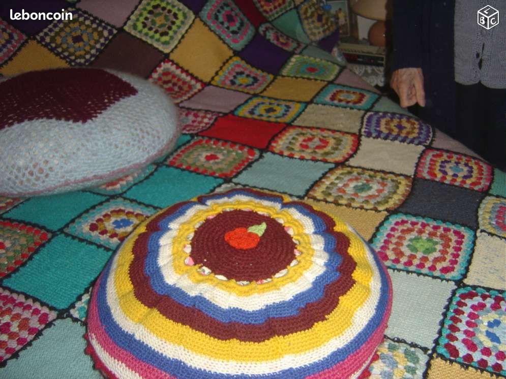 Coussin fait main multicouleurs tricoté au crochet (image 2)