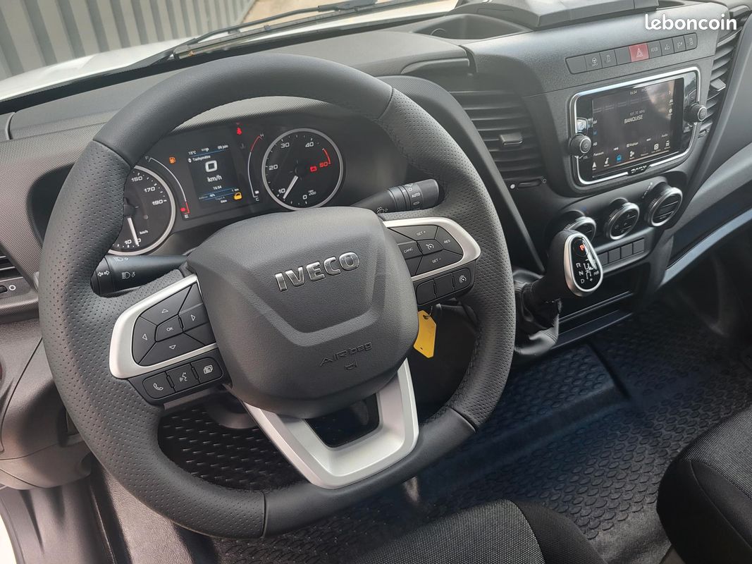 IVECO DAILY 35S18 HA8 V16 FOURGON PACK ÉVOLUTION CABINE APPROFONDIE FIXE 07 PLACES NEUF avec ATTELAGE + CAMÉRA + PROJECTEURS FULL LED / MOTEUR 3 LITRES / SANS CONTRAINTES GSR2 ( Prix Vente 49 990 HT ) (image 9)