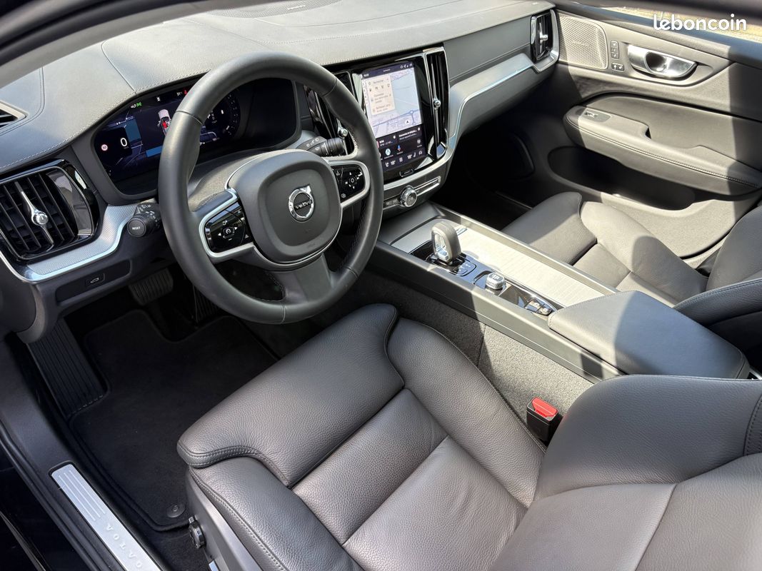 VOLVO V60 Micro hybride essence B4 197 ch DCT7 Ultra Style Dark (image 2)