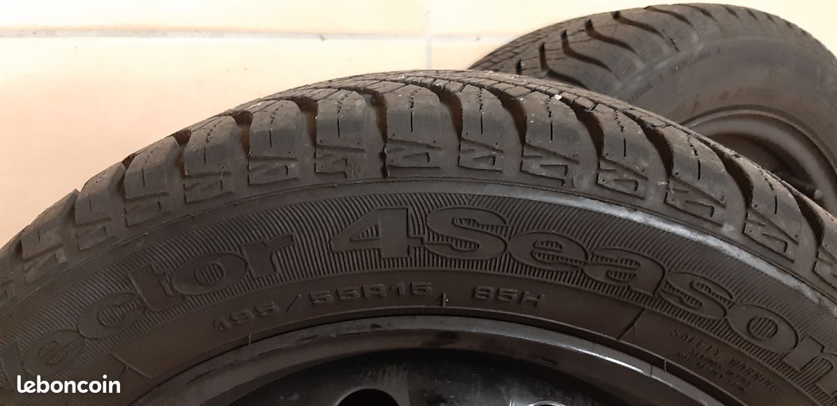 2 pneus 4 saisons / neige 195/55 R15 montés sur jantes 5 trous pour Skoda Fabia Équipement auto
