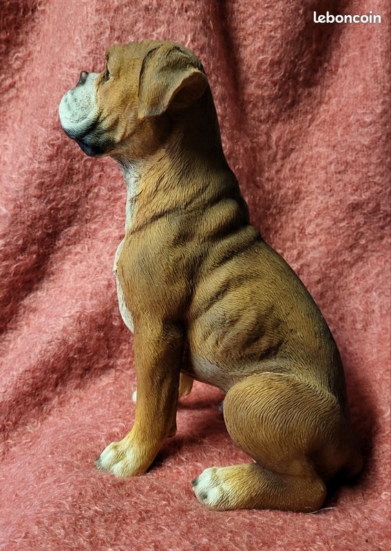 Grande statue en plâtre chien boxer peint de 42 cm