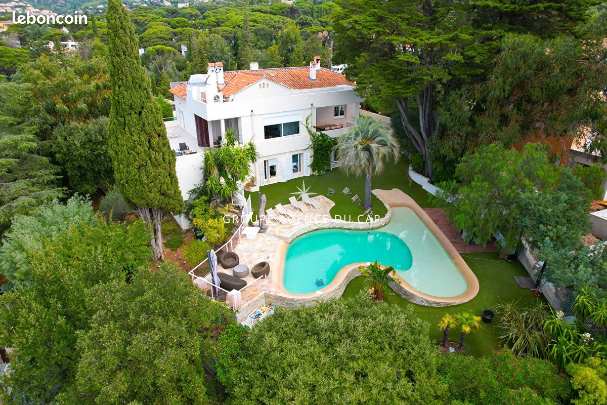 Maison 6 pièces 390 m² · à Roquebrune-sur-Argens · 390 m² · 1 990 000 €