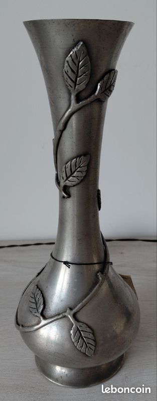 Vase en étain de fabrication artisanale, produit par la marque "Rose Design International", (image 1)