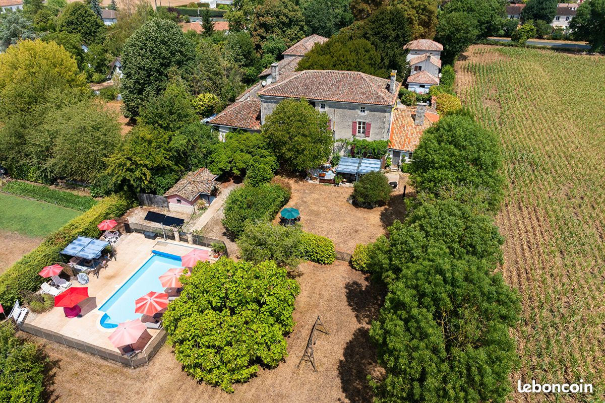 Maison 24 pièces 565 m² · à Chef-Boutonne · 565 m² · 720 000 €