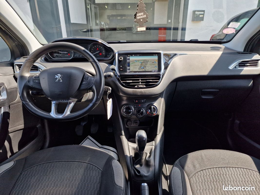 Peugeot 208 1.2 puretech 82 style 5p premiere main (image 3)