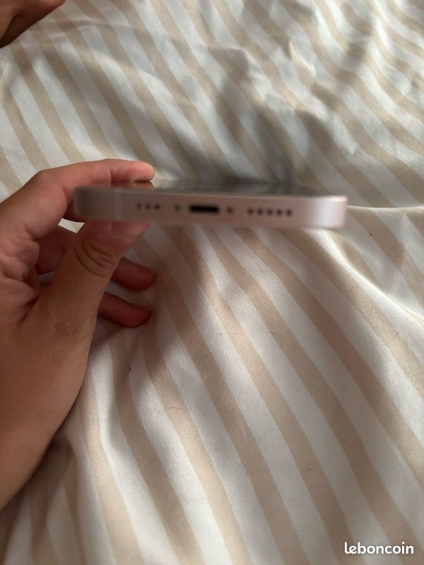 Vend iPhone 13 rose en très bonne état 📱 Prix : 250 (négociable dans la mesure du possible) Pour toute informations complémentaires n’hésitez pas à m’envoyer un message. N’hésitez pas à partager (image 6)