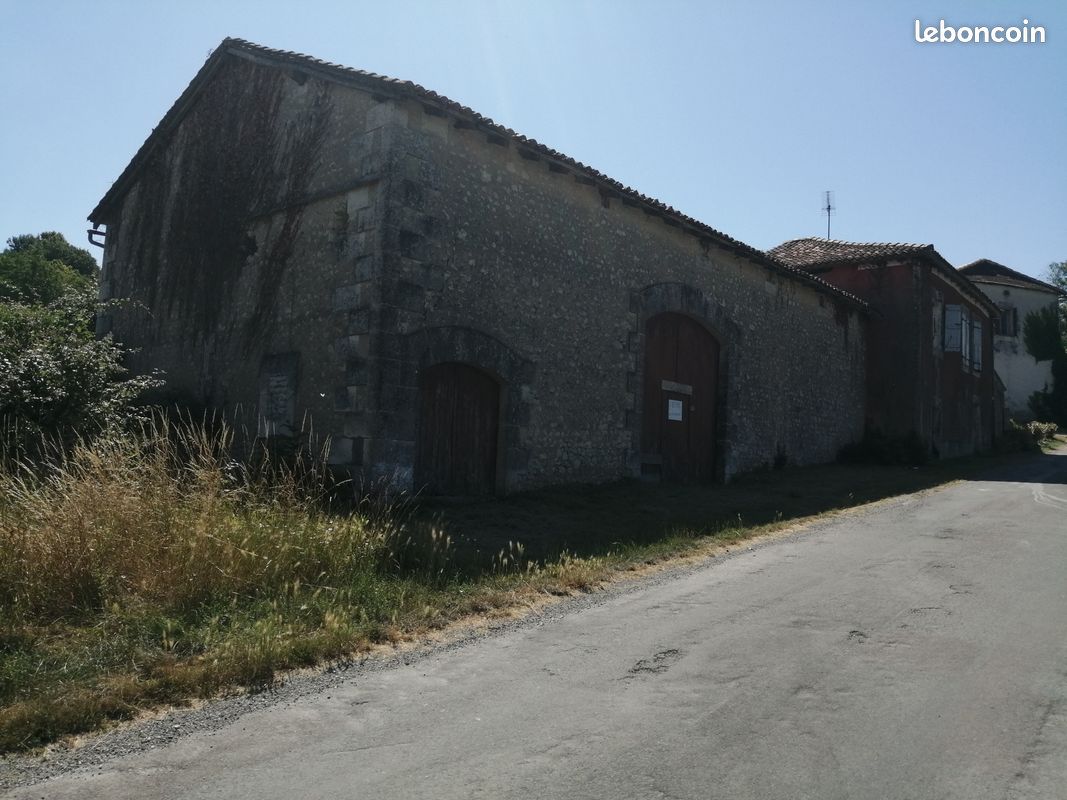 1 pièce 126 m² · à Nanteuil-Auriac-de-Bourzac · 126 m² · 35 000 €