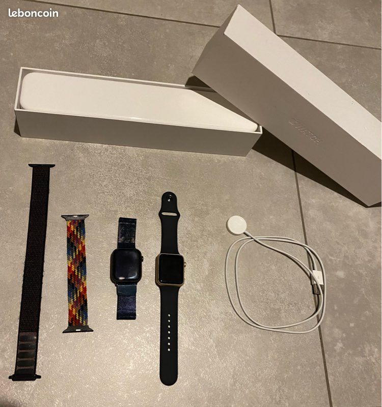 Lot de 2 Apple Watch (Série 5 et Série 1) + Accessoires (image 1)