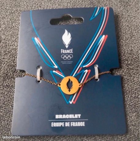 Deux bracelets faits des crins des chevaux de l'équipe de France olympique de CSO aux enchères lors des Ventes Fences Élite - Cheval Magazine