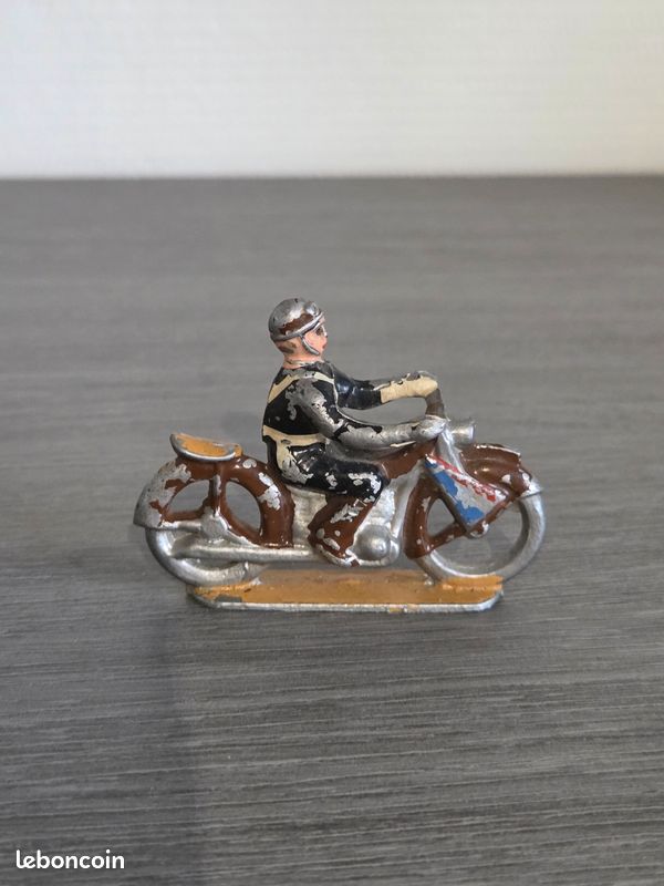 QUIRALU FIGURINE SIDE CAR POLICE ou GENDARMERIE Aluminium QUIRALU FIGURINE SIDE CAR POLICE ou GENDARMERIE Aluminium