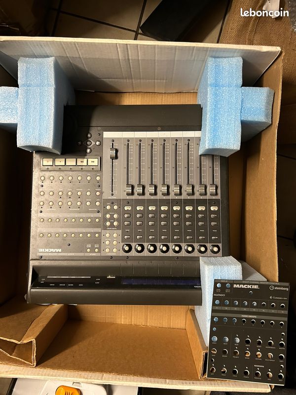 Mackie Control (8-Channel Master Control) + boîte - Instruments de musique