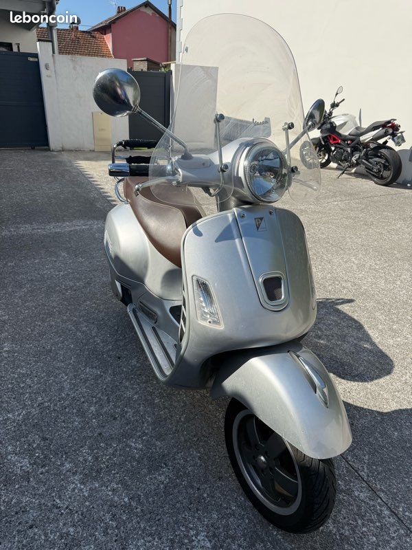 Scooter Vespa 300 (image 1)