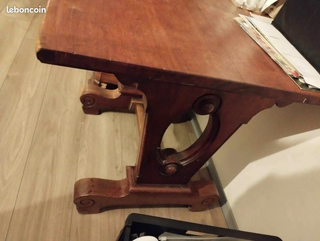 Ancienne table carrée en bois (image 1)