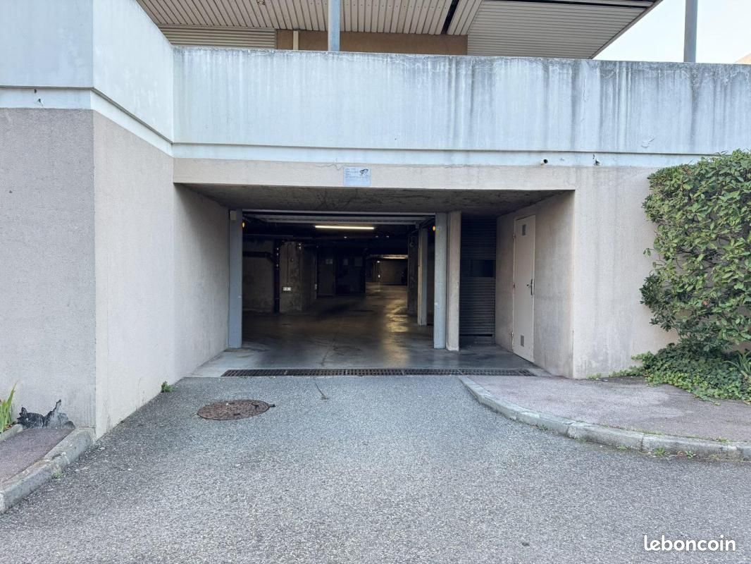 Parking 16 m² · à Marseille · 16 m² · 120 €/mois
