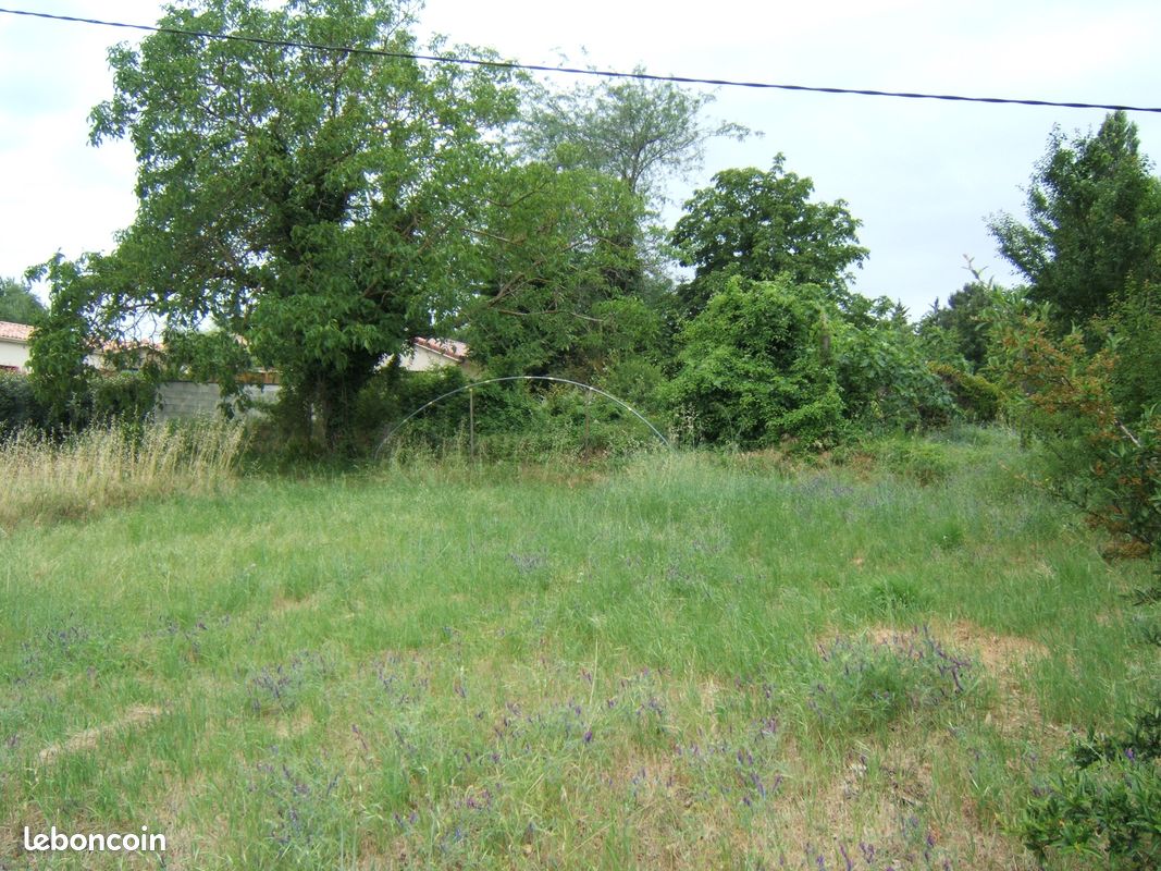 TERRAIN Constructible à GENISSIEUX 625 m² (26750) · à Génissieux · 149 000 €