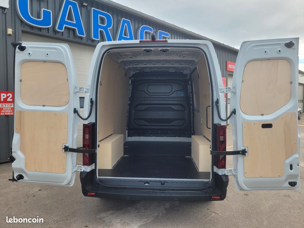 RENAULT MASTER IV L2H2 FOURGON 3T5 TRACTION 2.0 Blue DCI 130 EXTRA 03 PLACES NEUF avec HABILLAGE BOIS + CAMÉRA DE RECUL + RADARS ARRIERE + CLIMATISATION AUTO + ROUE DE SECOURS ( Prix Vente 29 990 HT ) (image 3)