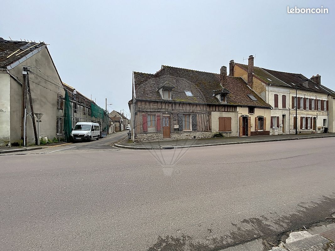 Maison 6 pièces 137 m² · à Villeneuve-l'Archevêque · 137 m² · 60 000 €