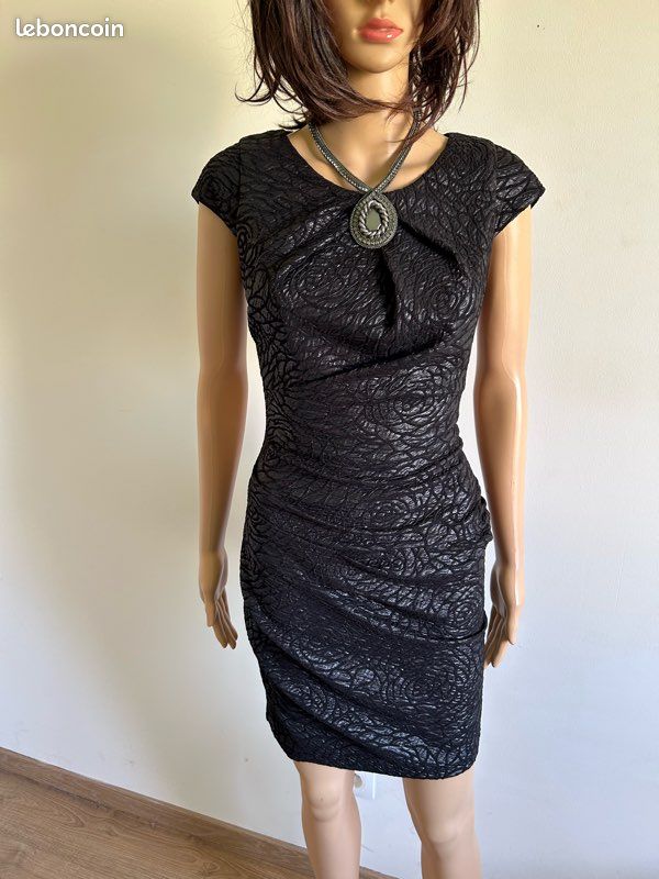 Robe noire à manches courtes Rinascimento taille S jamais portée