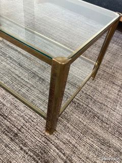 Table basse en bronze poli à double plateau de verre, travail Français attribué à Jacques Quinet pour Maison Malabert (image 3)