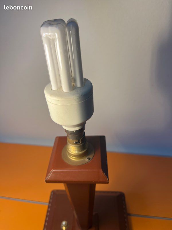 Lampe de bureau gainé de cuir marron (image 9)