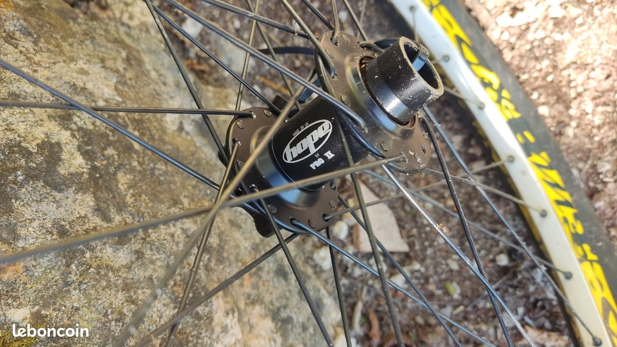 Roue à pneu 26p HOPE vtt Fortus 26W noire moyeu Pro 4 26 SH noire arrière