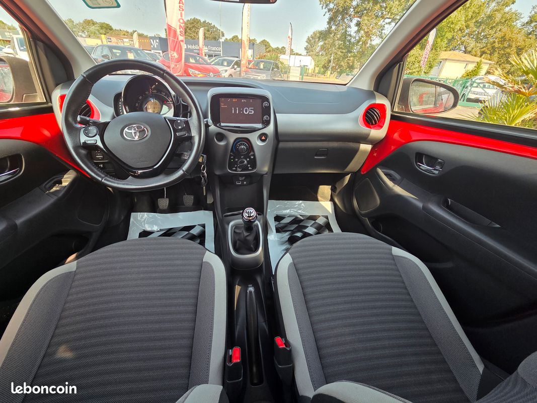 Toyota Aygo 1.0 L VVT-I 72 CH "X-Play" 5 Portes / 1ère Main (image 3)