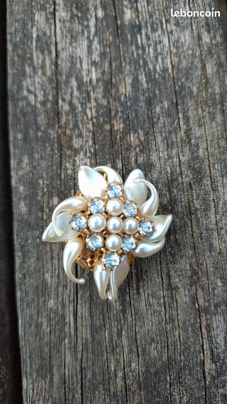 Broche vintage fleur carrée fausses perles nacrées & strass (image 1)