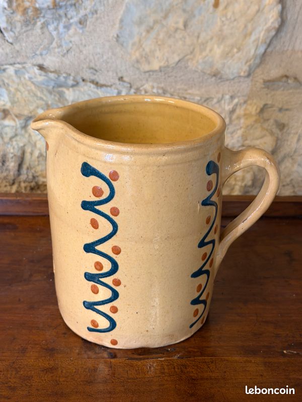 Pichet cylindrique ancien en terre cuite vernissée – Décor vagues & points bleu/marron (image 1)