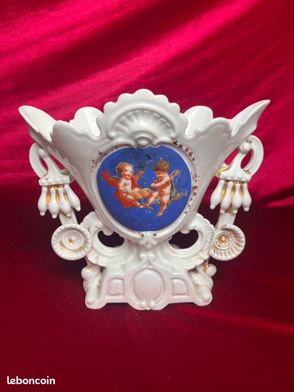 👼 Grand vase de mariée ancien ajouré – Porcelaine blanche, angelots & médaillon bleu (image 2)