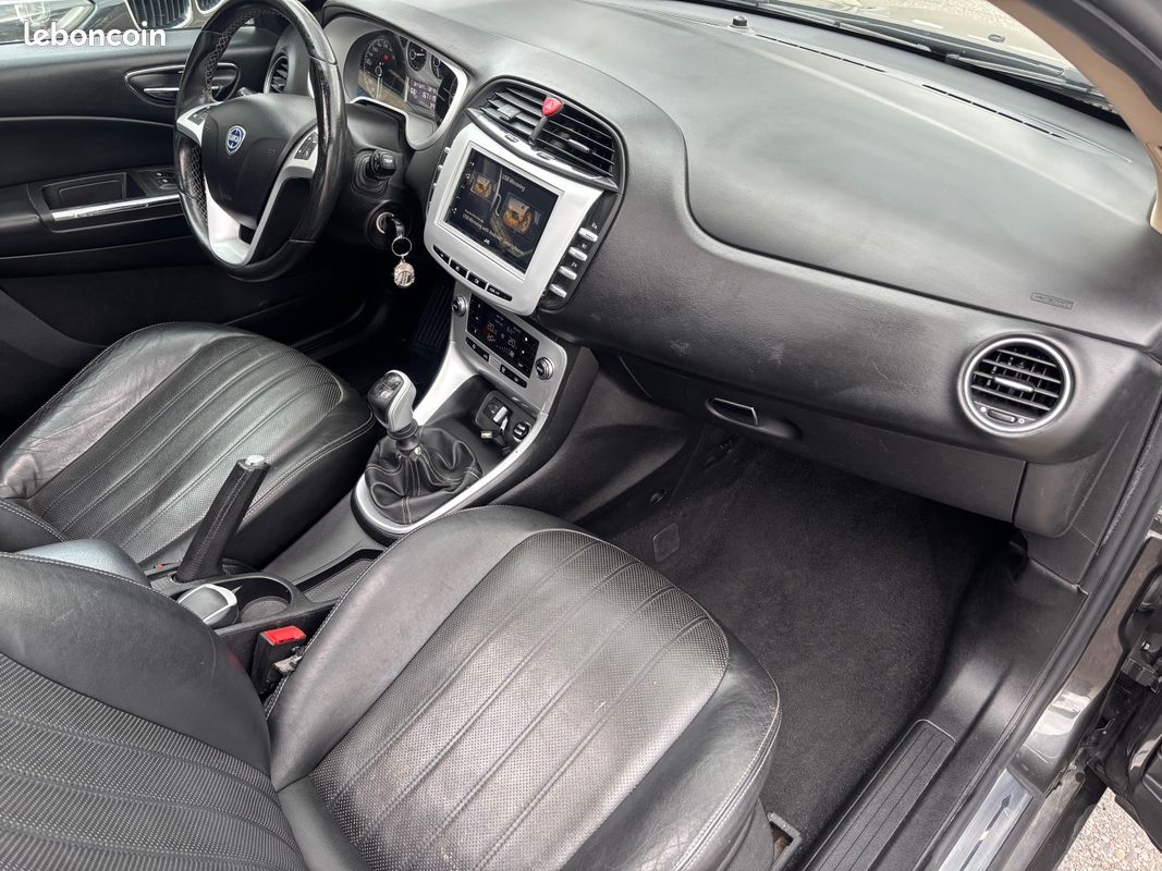 Lancia Delta 1.9 MJT TwinTurbo 190ch Platinum - Xénon / CarPlay / Toit Ouvrant (image 7)
