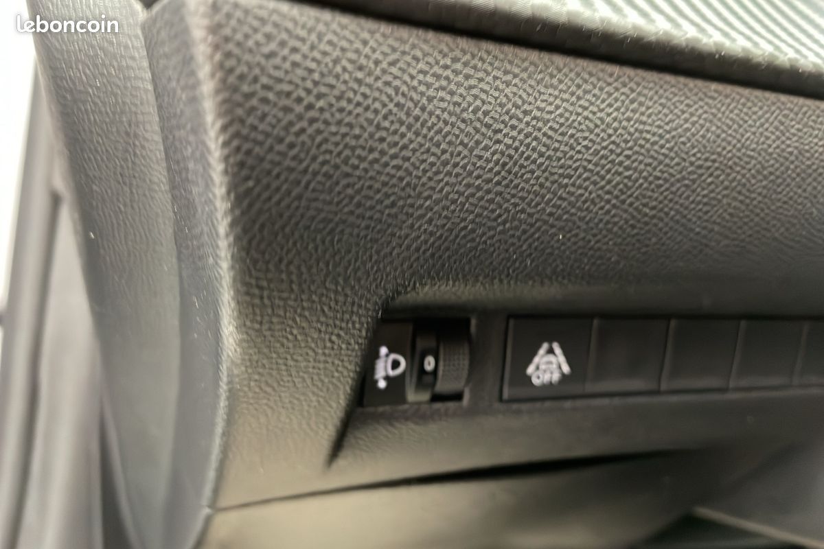 PEUGEOT 208 PureTech 75 S&S BVM5 Style (image 16)