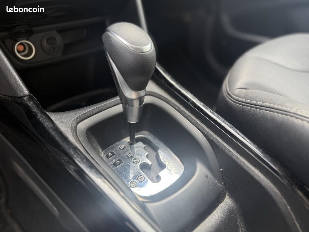 PEUGEOT 2008 1.2i 110CH BV EAT6 Allure (image 15)