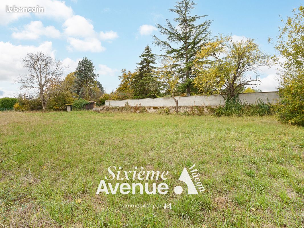 Terrain 742 m² · à Igé · 742 m² · 75 000 €