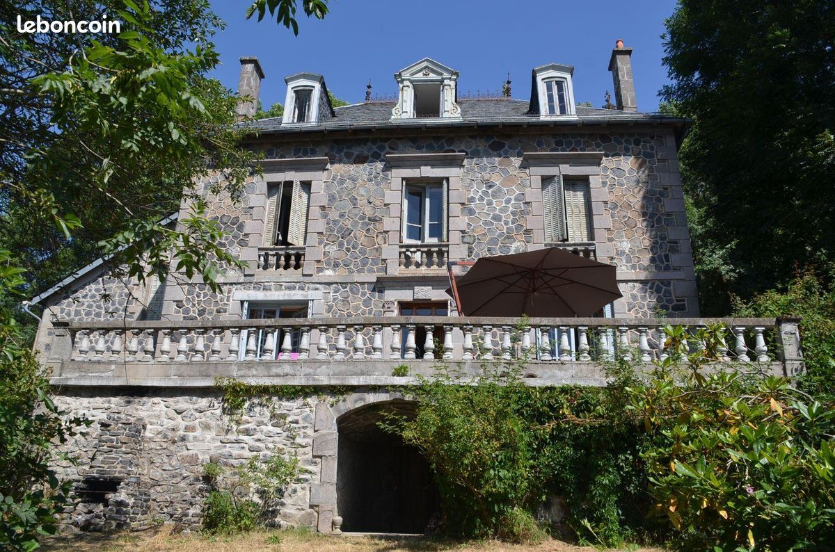 Maison 6 pièces 326 m² · à Vèze · 326 m² · 249 000 €