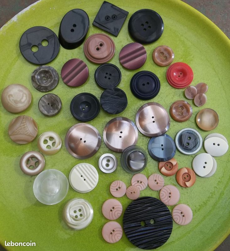 Lot de 47 boutons vintage diffs diams/formes & matières (image 1)