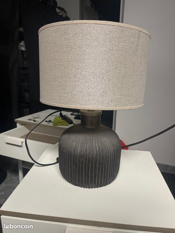 Lampe décorative en céramique noire avec abat-jour beige (image 1)